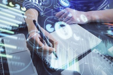 Dijital kodlama simgeleriyle notlar alan ellere çift pozlama. Bilgisayar öğrenme kavramı.