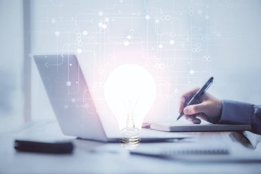 Arkaplanda bilgisayar üzerinde çalışan iş adamıyla birlikte büyüyen oklar. Başarı konsepti. Çift pozlama.