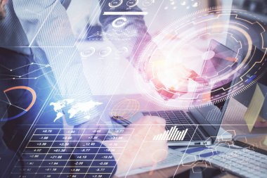 Bilgisayar geçmişi üzerinde çalışan bir adamla çok sayıda teknolojik çizime maruz kalmış. Yenilik kavramı.