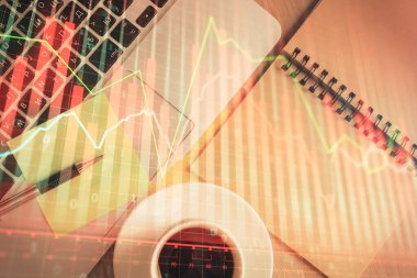 Borsa grafiği ve masa arkasındaki en üst görünüm bilgisayarı. Çifte maruziyet. Finansal eğitim kavramı.