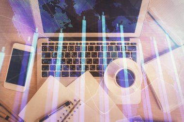 Borsa tablosu ve masa arkasındaki en iyi görüntü bilgisayarı. Çifte maruziyet. Mali analiz kavramı.