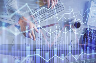 Erkeklerin ellerinin bilgisayar klavyesini ve forx grafik hologramını yazarken çoklu pozlama. Üst Manzara. Finans piyasası kavramı.