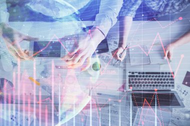 Birlikte çalışan kadın ve erkeğin çifte pozu ve finansal grafik hologramı çizimi. Pazar analizi konsepti. Bilgisayar arkaplanı. Üst Görünüm.