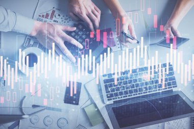 Birlikte çalışan kadın ve erkeğin çifte pozu ve finansal grafik hologramı çizimi. Pazar analizi konsepti. Bilgisayar arkaplanı. Üst Görünüm.