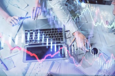 Kadın ve erkeğin birlikte çalışması ve finansal grafik hologramı. İş konsepti. Bilgisayar arkaplanı.