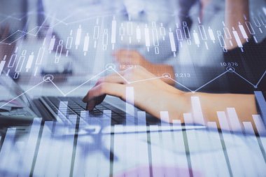 Bilgisayarda ve finansal grafik hologramında yazı yazan kadın ellerine çoklu maruz kalma. Borsa analizi kavramı.
