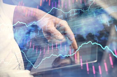 Erkeklerin el ele tutuşup dijital bir cihaz ve ön grafik çizimi kullanırken çift pozlama. Finansal piyasa kavramı.