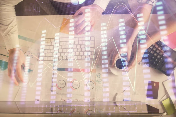 함께 일하는 남녀의 이중 노출 및 재정 도표 홀로그램 그리기. 시장 분석 개념입니다. 컴퓨터 배경. 위에서 본 광경. — 스톡 사진