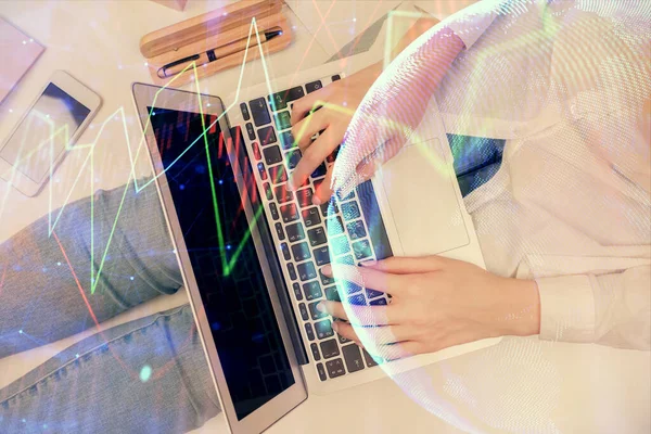 Double exposition des mains de la femme travaillant sur l'ordinateur et le dessin de l'hologramme graphique forex. Vue du dessus. Concept d'analyse financière. — Photo