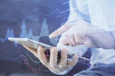 Erkeklerin el ele tutuşup dijital bir cihaz ve ön grafik çizimi kullanırken çift pozlama. Finansal piyasa kavramı.