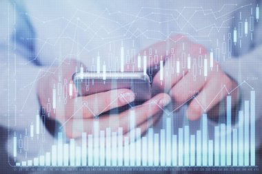 Erkeklerin el ele tutuşup dijital bir cihaz ve ön grafik çizimi kullanırken çift pozlama. Finansal piyasa kavramı.