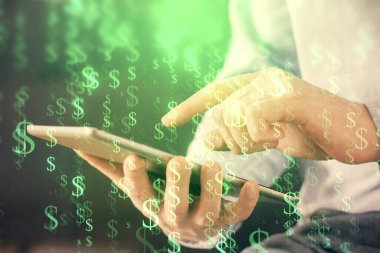 Erkeklerin el ele tutuşup dijital bir cihaz ve ön grafik çizimi kullanırken çift pozlama. Finansal piyasa kavramı.