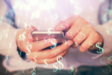 Erkeklerin el ele tutuşup dijital telefon ve forx grafik çizimleri kullanırken birden fazla pozlama. Finansal piyasa kavramı.