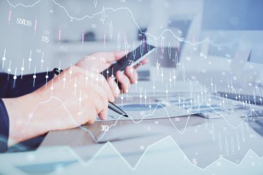 Bir adamın elini tutarken ve bir telefon ve finansal grafik çizimi kullanırken çift pozlama. Analiz kavramı.
