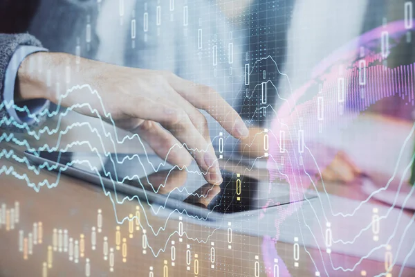 Önx grafik çizimine çifte maruz kalma ve kadın ve erkeğin birlikte çalışarak mobil bir cihaz kullanması. Ticaret konsepti.