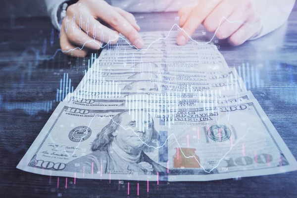 Forx grafiği, hologram, Amerikan dolarları ve insan eli çizimleri. Teknik Analiz kavramı.
