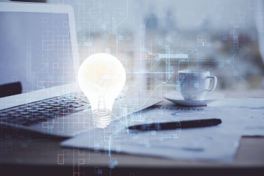 Bilgisayar ofisinde ampul simgesi hologramıyla birlikte. Çifte maruziyet. Fikir kavramı.