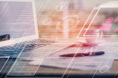 Arka planda bilgisayar ve veri temalı hologram tablosu çift pozlama. Veri teknolojisi kavramı.