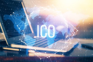 Blockchain temalı holograma ve bilgisayar arkaplanlı masaya çift pozlama. Bitcoin şifreleme para birimi kavramı.