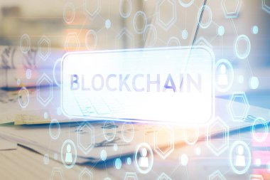 Blockchain temalı holograma ve bilgisayar arkaplanlı masaya çift pozlama. Bitcoin şifreleme para birimi kavramı.