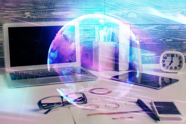 Bilgisayar, teknoloji temalı hologramla birlikte ofiste. Çifte maruziyet. Teknoloji kavramı. — Stok fotoğraf