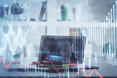 Masası ve kişisel bilgisayarı olan borsa grafiği. Çifte maruziyet. Mali analiz kavramı.