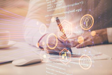 Teknoloji simgeleriyle beyaz gömlekli adam.