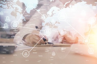 Kadınların el yazısı üzerine sosyal ağ temalı hologram. Uluslararası insanlar birbirine bağlanır. Çift pozlama