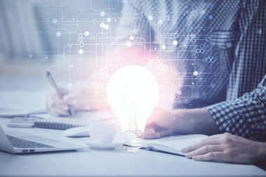 Arkaplanda bilgisayar üzerinde çalışan iş adamıyla birlikte büyüyen oklar. Başarı konsepti. Çift pozlama.