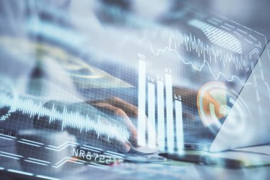 Teknoloji temalı hologramda arka planda çalışan bir adam var. Yüksek teknoloji konsepti. Çift pozlama.