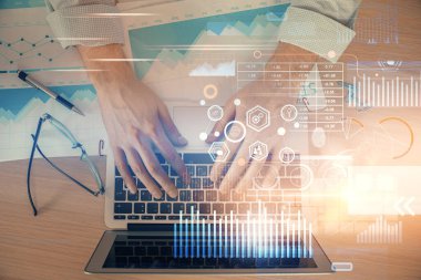 Teknoloji temalı hologramı olan bilgisayar geçmişi olan bir iş adamı. Büyük veri kavramı. Çift pozlama.