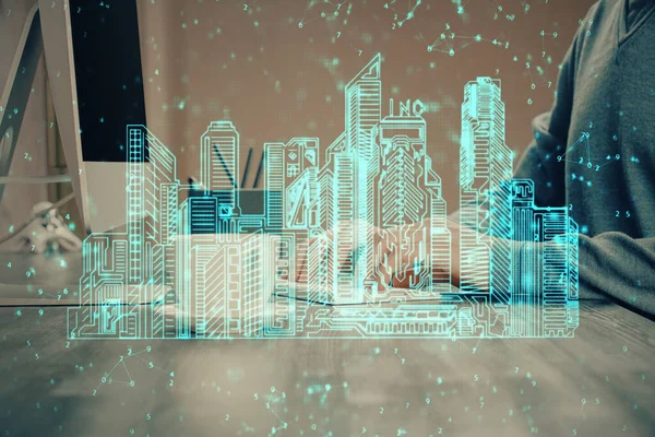 Arka planda bilgisayar üzerinde çalışan bir iş adamı ile yüksek teknoloji şehir çizimi. Akıllılık konsepti. Çift pozlama.