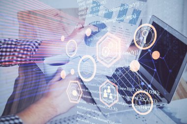 Bilgisayar geçmişi üzerinde çalışan bir adamla çok sayıda teknolojik holograma maruz kalma. Büyük veri kavramı.