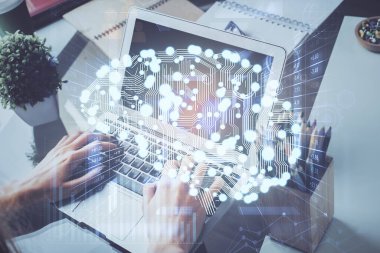 Beyin temalı hologramı olan bilgisayar geçmişi olan bir iş adamı. Beyin fırtınası kavramı. Çoklu pozlama.