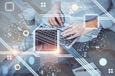 Veri temalı hologramın arka planda bilgisayar üzerinde çalışan bir adamla çoklu pozlandırılması. Yenilik kavramı.