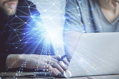 Veri temalı hologramın arka planda bilgisayar üzerinde çalışan bir adamla çoklu pozlandırılması. Yenilik kavramı.