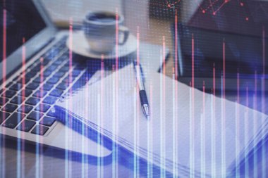 Masa arkasında kahve ve eşyalar olan ön x çizelgesi ve masaüstüne çift pozlama. Finansal piyasa ticareti kavramı