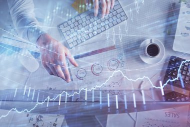 Erkeklerin ellerinin bilgisayar klavyesini ve forx grafik hologramını yazarken çoklu pozlama. Üst Manzara. Finans piyasası kavramı.