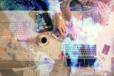 Kadın ve erkeğin birlikte çalışması ve finansal grafik hologramı çizimi. Pazar analizi konsepti. Bilgisayar arkaplanı. Üst Görünüm.