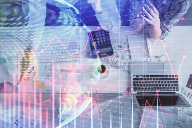 Kadın ve erkeğin birlikte çalışması ve finansal grafik hologramı çizimi. Pazar analizi konsepti. Bilgisayar arkaplanı. Üst Görünüm.