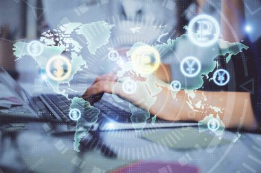 Bilgisayarda ve finansal grafik hologramında yazı yazan kadın ellerine çoklu maruz kalma. Borsa analizi kavramı.