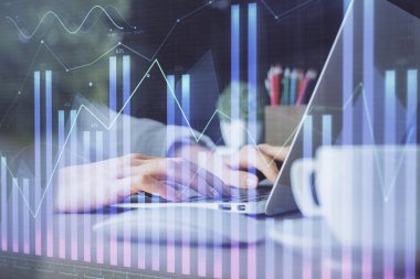 Bilgisayarda ve ön x grafik hologram çiziminde kadın eli yazarken çift pozlama. Borsa yatırım kavramı.