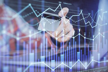 Ellerinde kredi kartı ve forex çizimi olan bir adamın çift pozu. İnternet E-ticaret kavramında hisse senedi ve dijital fintech.