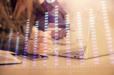 İnternetten alışveriş yapan kadının elinde kredi kartı ve mali grafik çizimi var. Borsa E-ticaret kavramı.