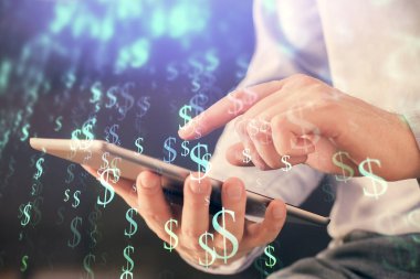 Erkeklerin el ele tutuşup dijital bir cihaz ve ön grafik çizimi kullanırken çift pozlama. Finansal piyasa kavramı.