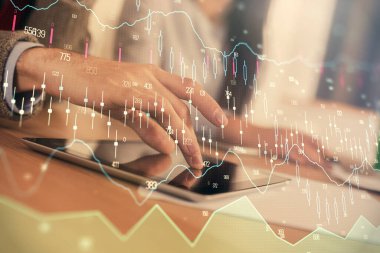 Önx grafik çizimine çifte maruz kalma ve kadın ve erkeğin birlikte çalışarak mobil bir cihaz kullanması. Ticaret konsepti.