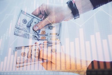 Finansal grafiğe çoklu pozlama hologram, Amerikan dolarları ve insan eli. Analiz kavramı.