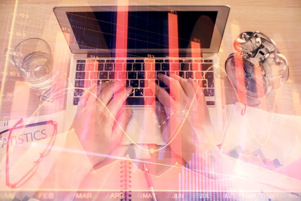 Doble exposición de las manos del hombre escribiendo sobre el teclado portátil y el dibujo del holograma gráfico de divisas. Vista superior. Concepto de mercados financieros. —  Fotos de Stock
