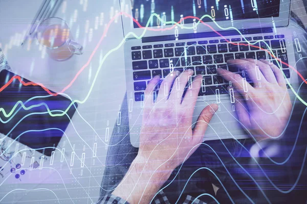 Dubbele blootstelling van mannen handen typen over laptop toetsenbord en forex grafiek hologram tekening. Bovenaanzicht. Begrip financiële markten. — Stockfoto