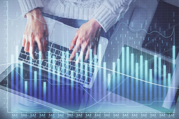 Multi esposizione delle mani della donna che lavorano al disegno dell'ologramma del grafico del forex e del calcolatore. Vista dall'alto. Concetto di analisi finanziaria. — Foto Stock